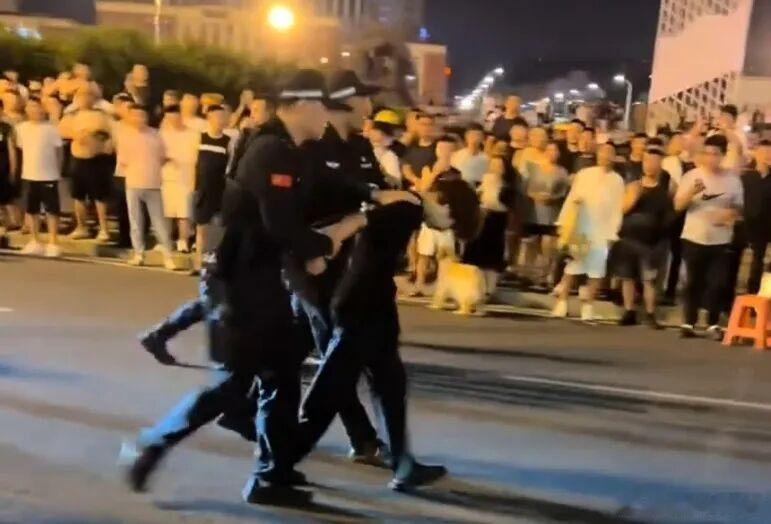 辽宁省鞍山市胜利广场夜间频繁出现青少年驾驶改装“摩电”车辆炫技轰鸣、超速行驶、违