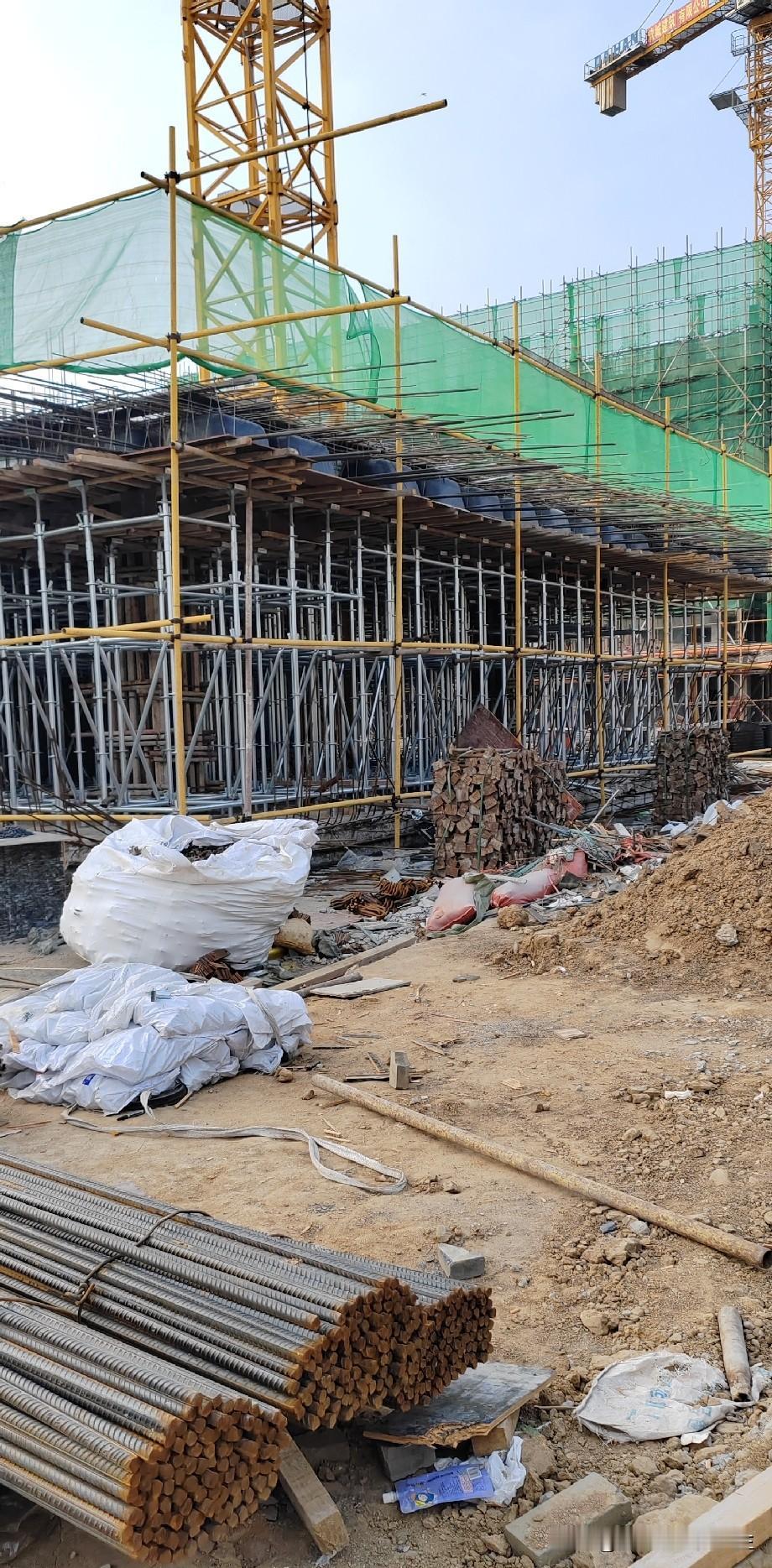 大家有没有发现，现在建筑工地里，二十几层、三十几层的高楼越来越少见了，盖的大多都