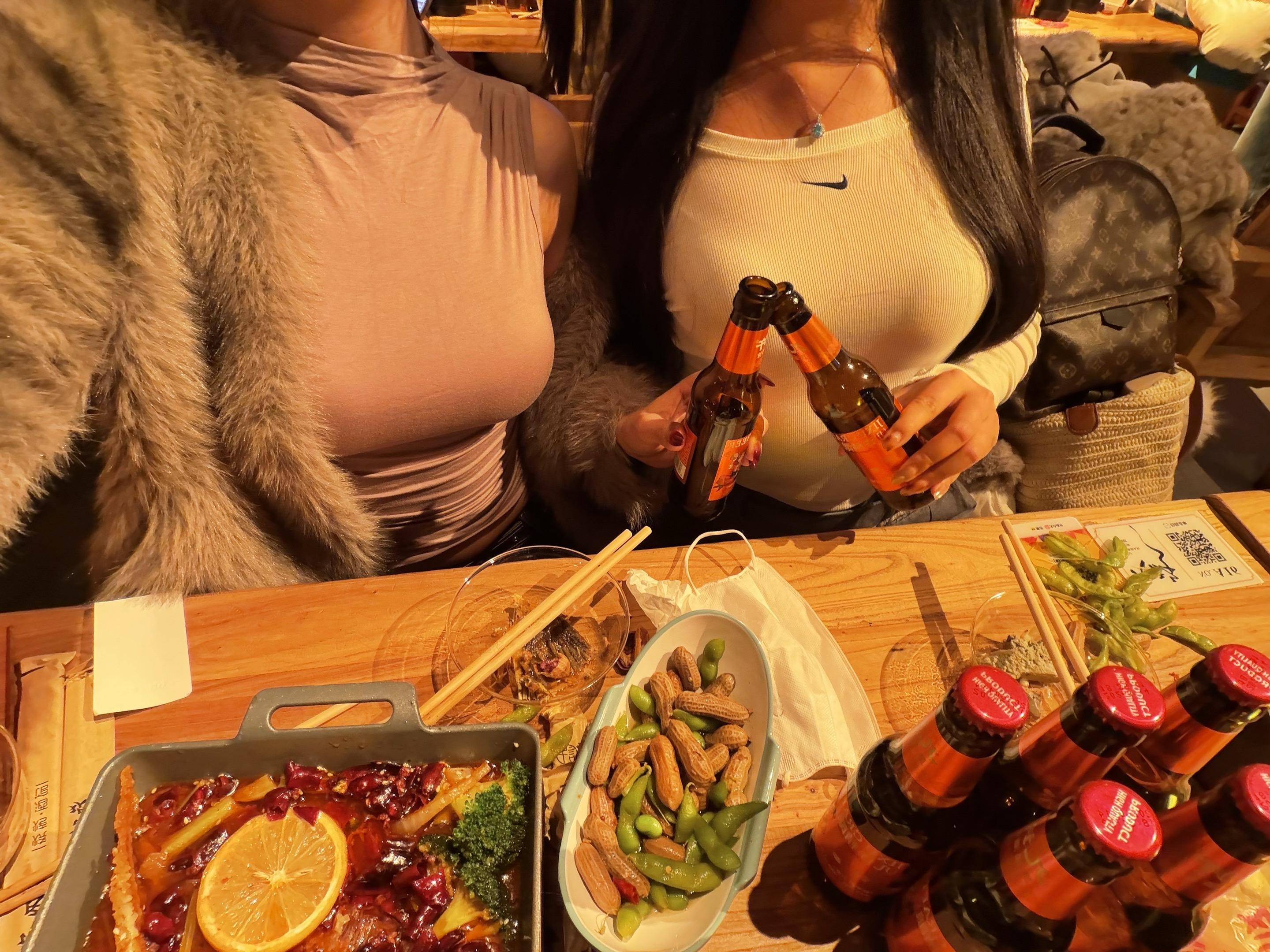 我只认酒不认人。只要你把酒喝了  我们就是好贝贝