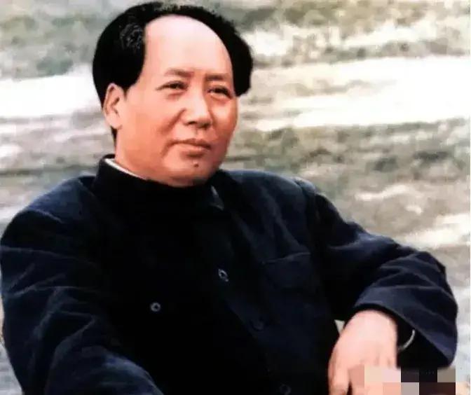 英国学者一语惊醒梦中人：毛主席27年不是搞经济，而是让5亿文盲重获新生，把35岁