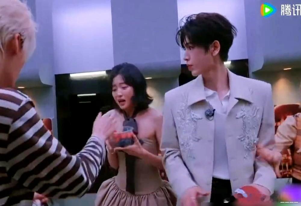 张凌赫那个护头的动作，真不是演的。 孙千被机关吓得一缩，本能地往他身边靠。他右手