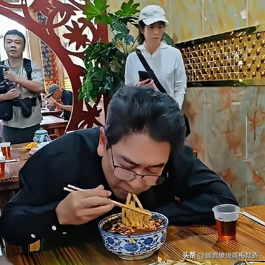 主持人水均益也当起吃播了。他来到一家兰州牛肉馆，吃下一大碗牛肉面。他表示，人常说