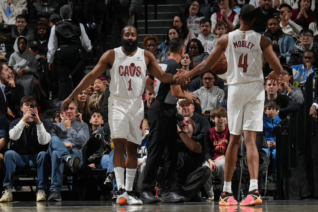 据统计，哈登￼至今和阿伦￼、莫布里组成的双塔同场87分钟，进攻效率122.1，防