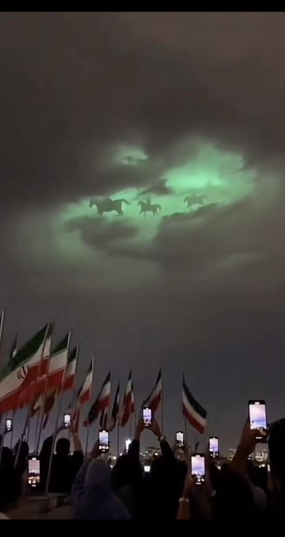 在夜幕下，云层中隐现的马影，仿佛在诉说着古老的传说。