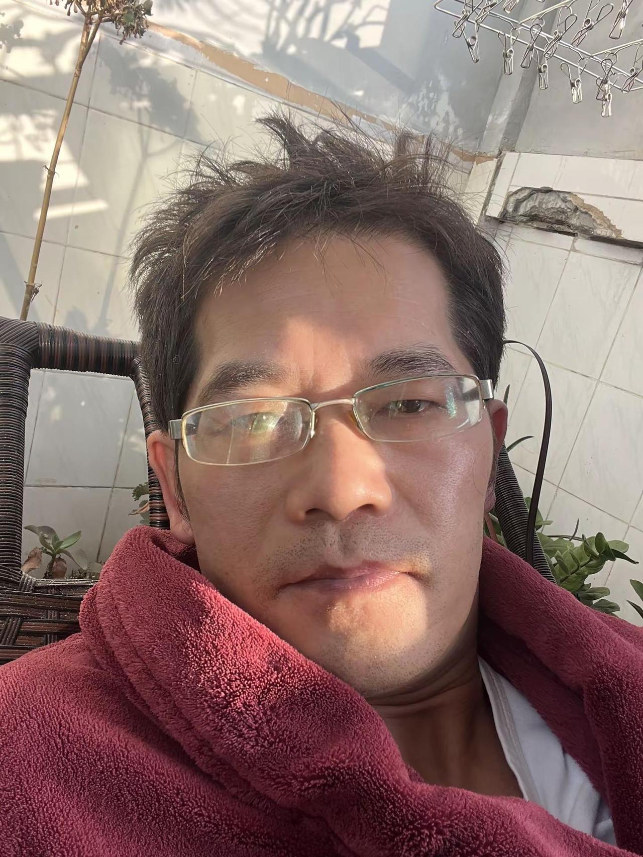 晒太阳2025/12/23 独处，晒太阳，听歌，看书，今天不喝茶，喝牛奶，砂糖橘