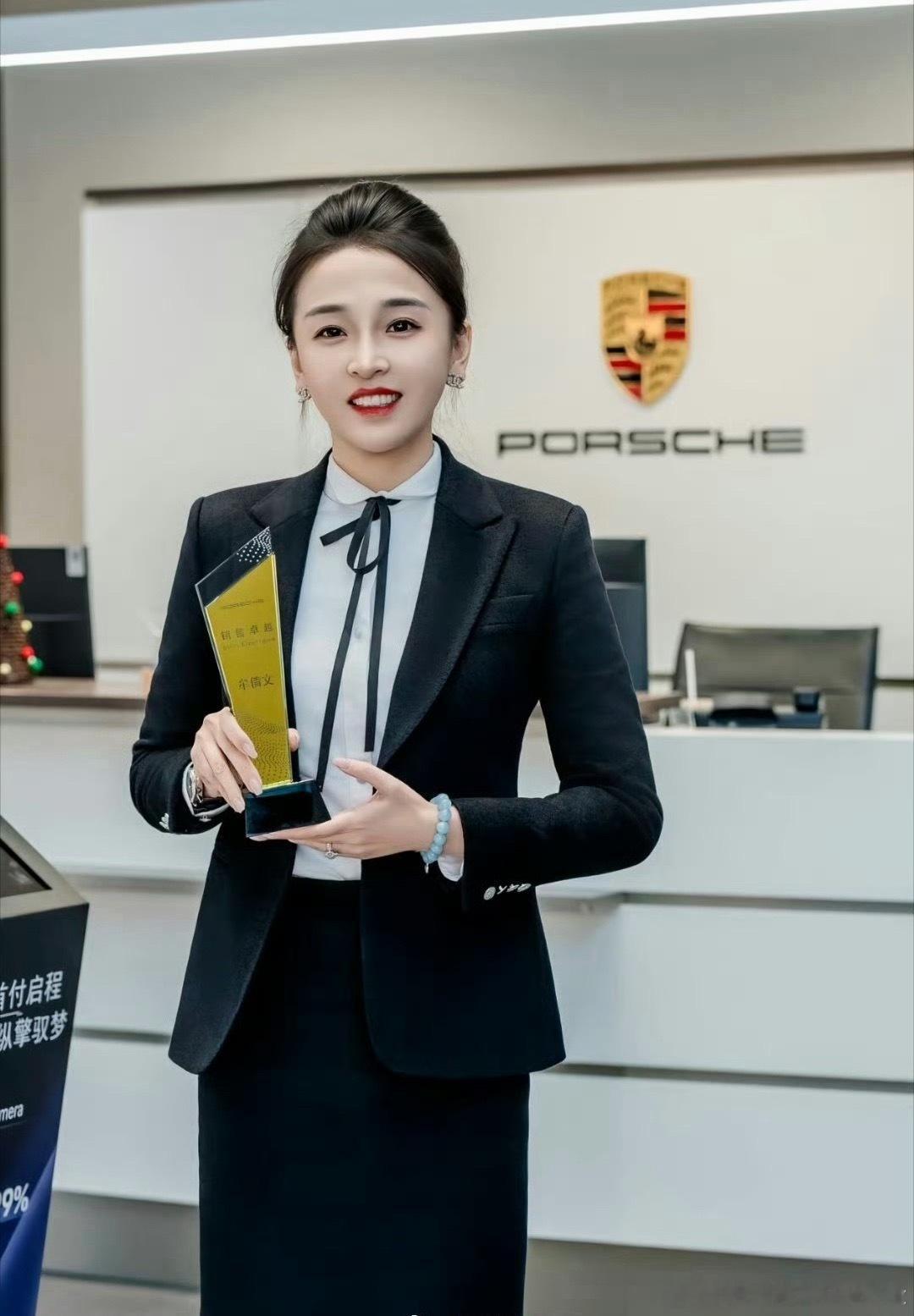 青岛保时捷女销冠目前排名全球第一2023‑2024每年成交170台2025年19