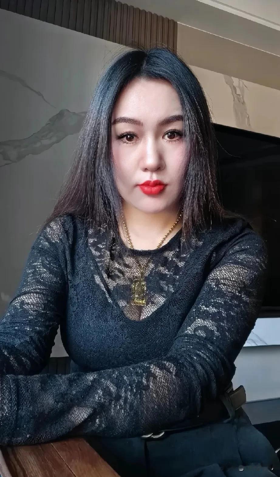 86年
40岁
在这不三不四的年龄

一路走来
岁月带走了纯真
时光苍老了容颜