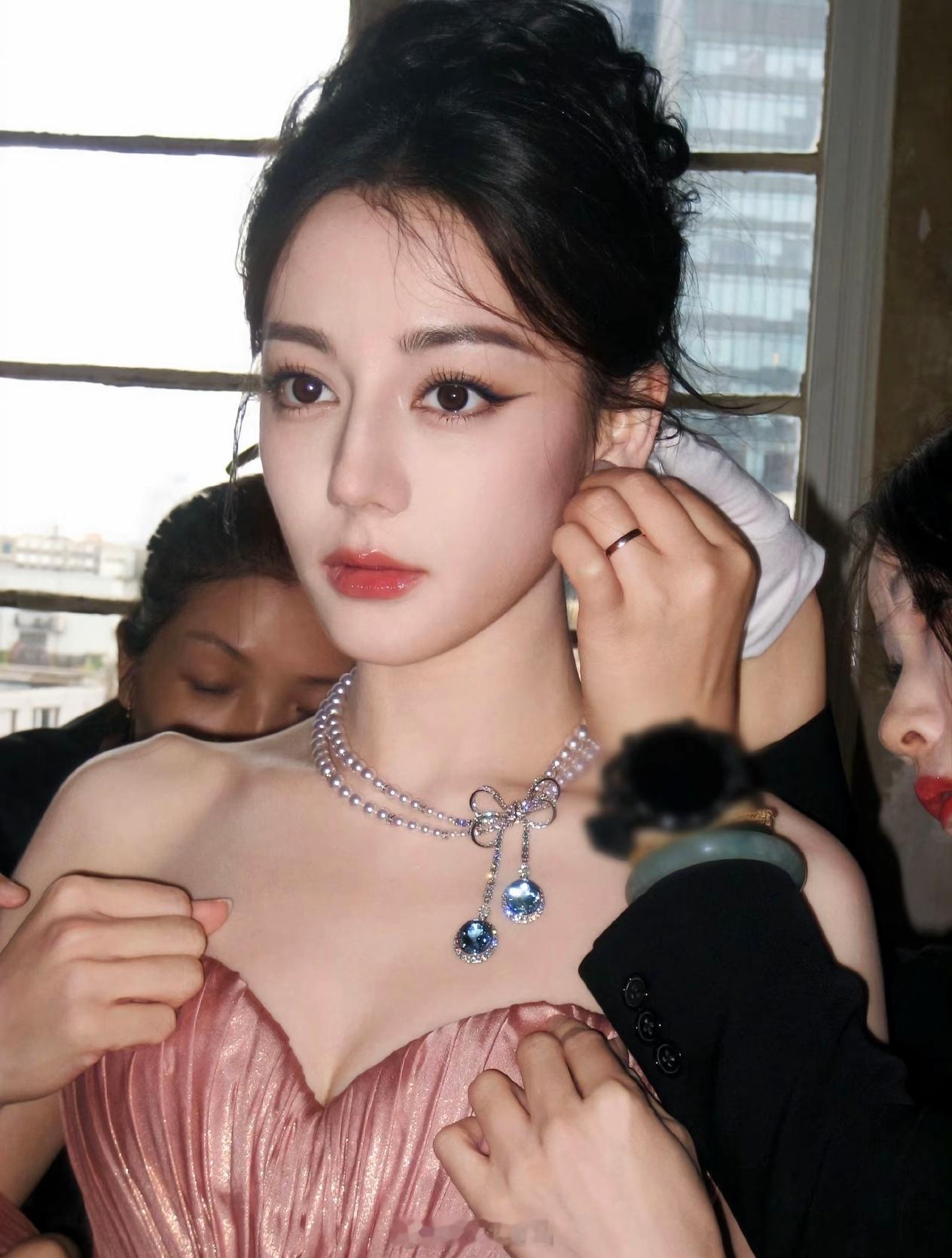 迪丽热巴的颜值才是真正的女娲毕设，深邃五官➕明艳气质，还有异域风情与东方温婉完美