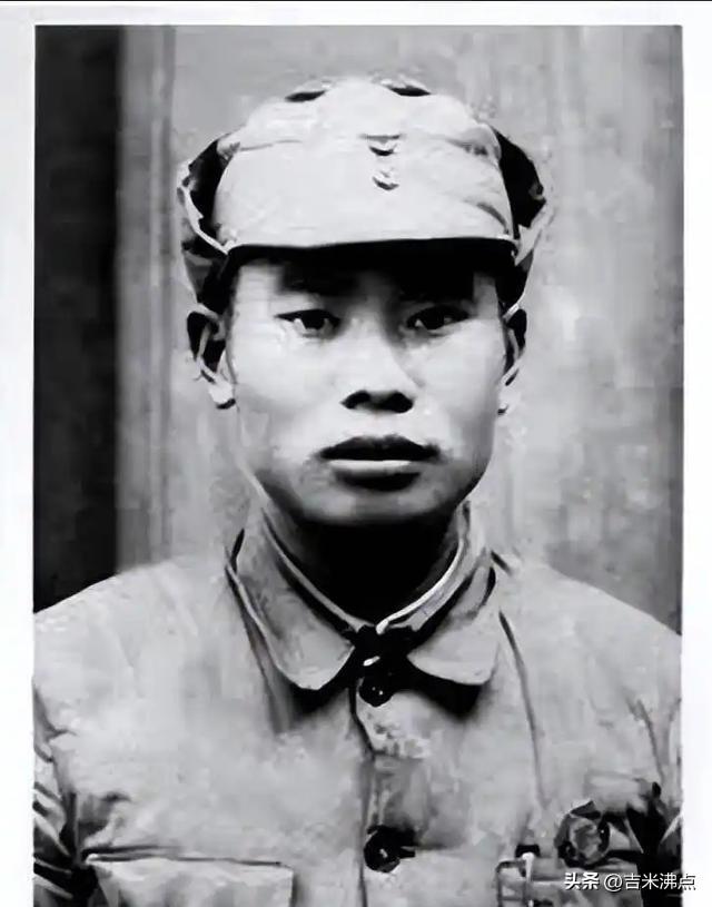 定海神针不动，有人天天提他们名字，到底靠啥站得稳？
最近翻了几本新出的军史资料，