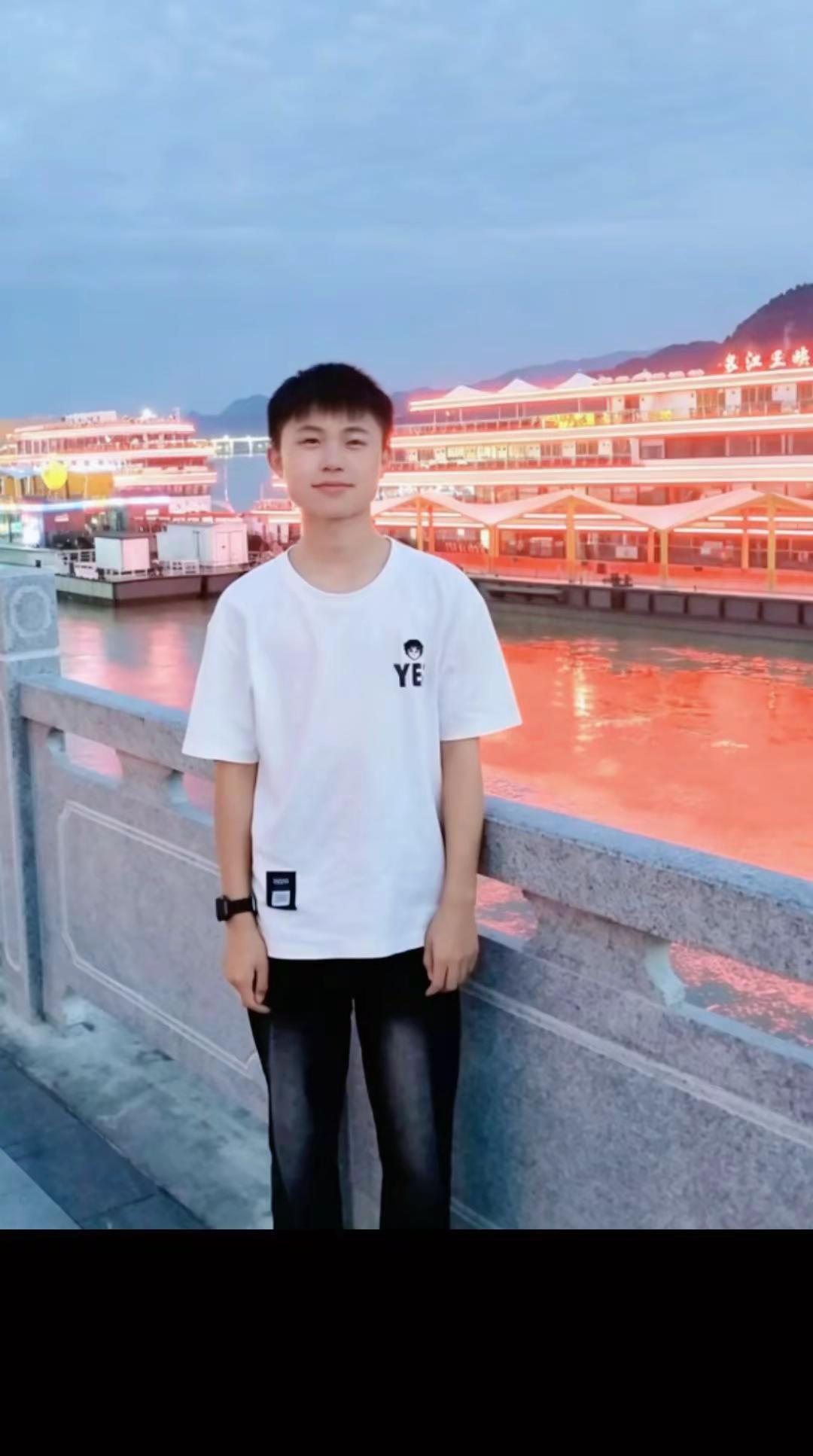 从来不是盼着孩子报恩养老，更不是为了出去跟人攀比，就是自己吃过没文化的亏，走了太