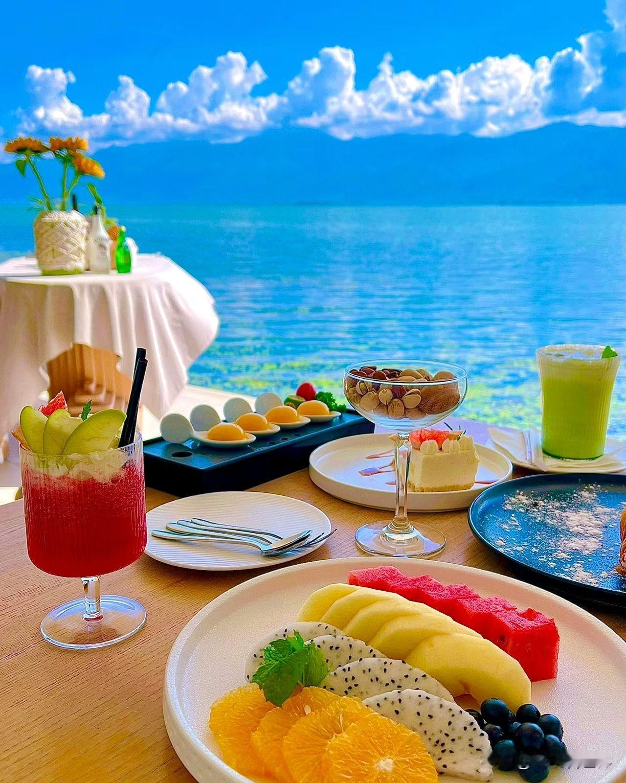 早安！大理~
洱海不是海，却比海更温柔。看波光粼粼的湖面映着蓝天，仿佛整个世界都