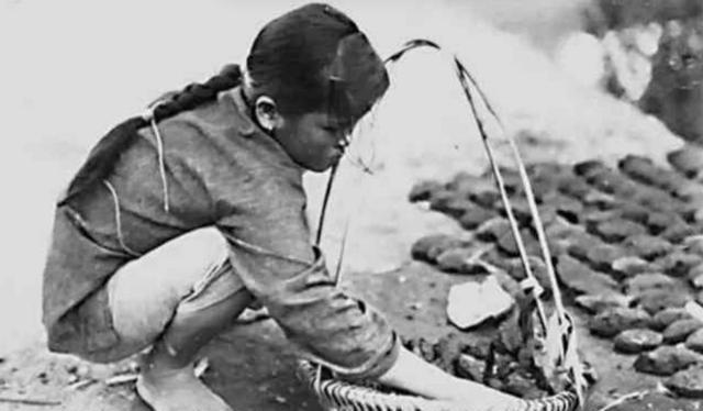 1950年，甘肃肃清残匪的行动中，一名女性匪首被俘。她衣衫褴褛、目光如炬，与寻常