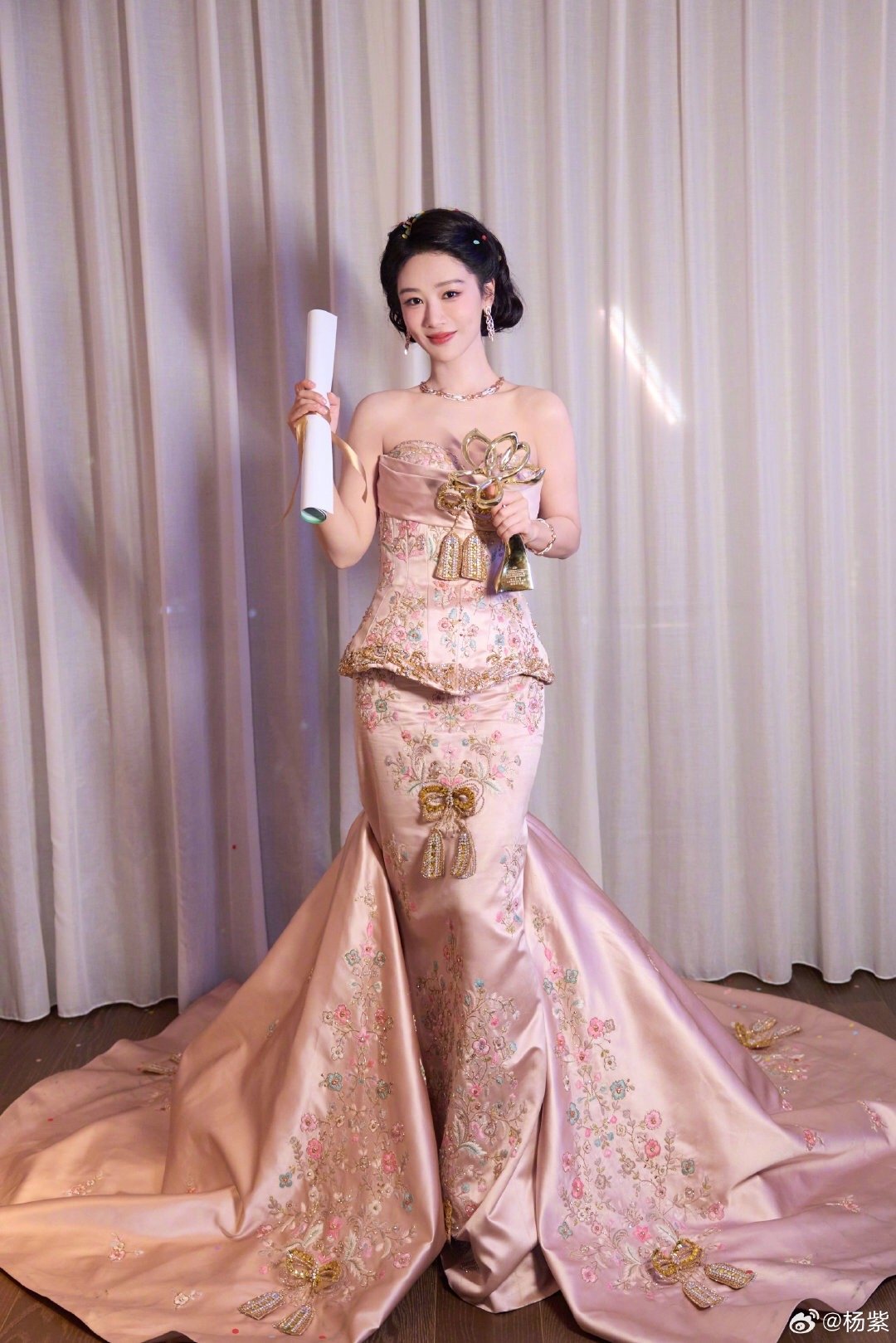 杨紫杨紫首位90后白玉兰视后 你是我绕过山河错落，才找到的人间烟火