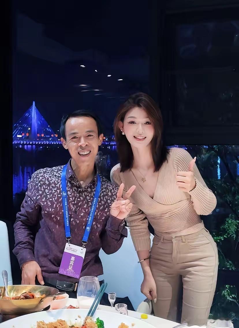 由于鸡排哥自带流量，所以不少美女靓女贴过来跟他合影。如果鸡排哥没有一点流量，鸡排