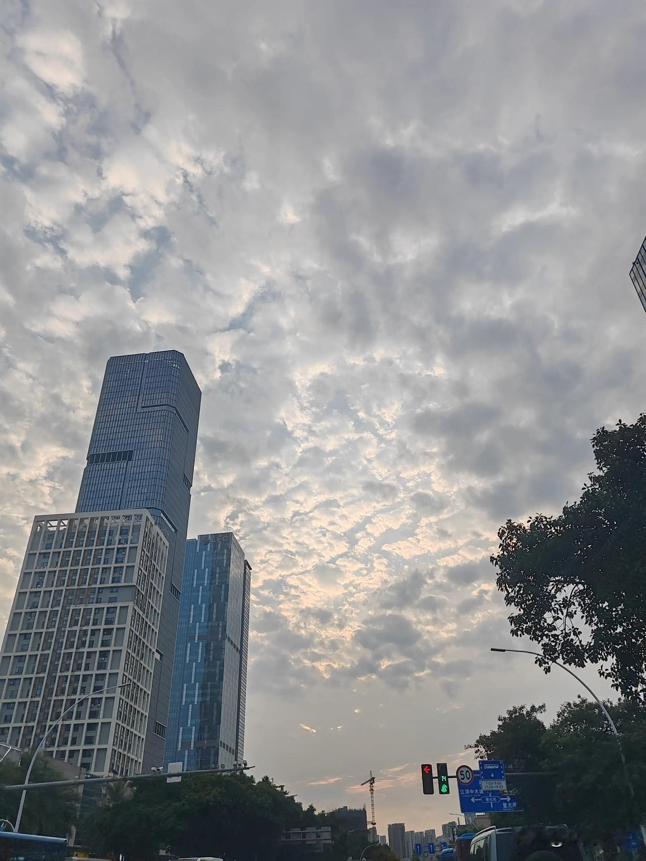 别懵了！这4个“隐形贼”，正悄摸掏空你的钱袋子
 
咱总纳闷：明明没乱花钱，工资