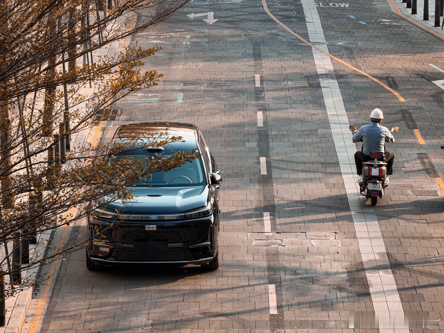 阳光正好，拉它出来溜溜，突然发现提车1个半月，开了4000公里了，大家都把这台工