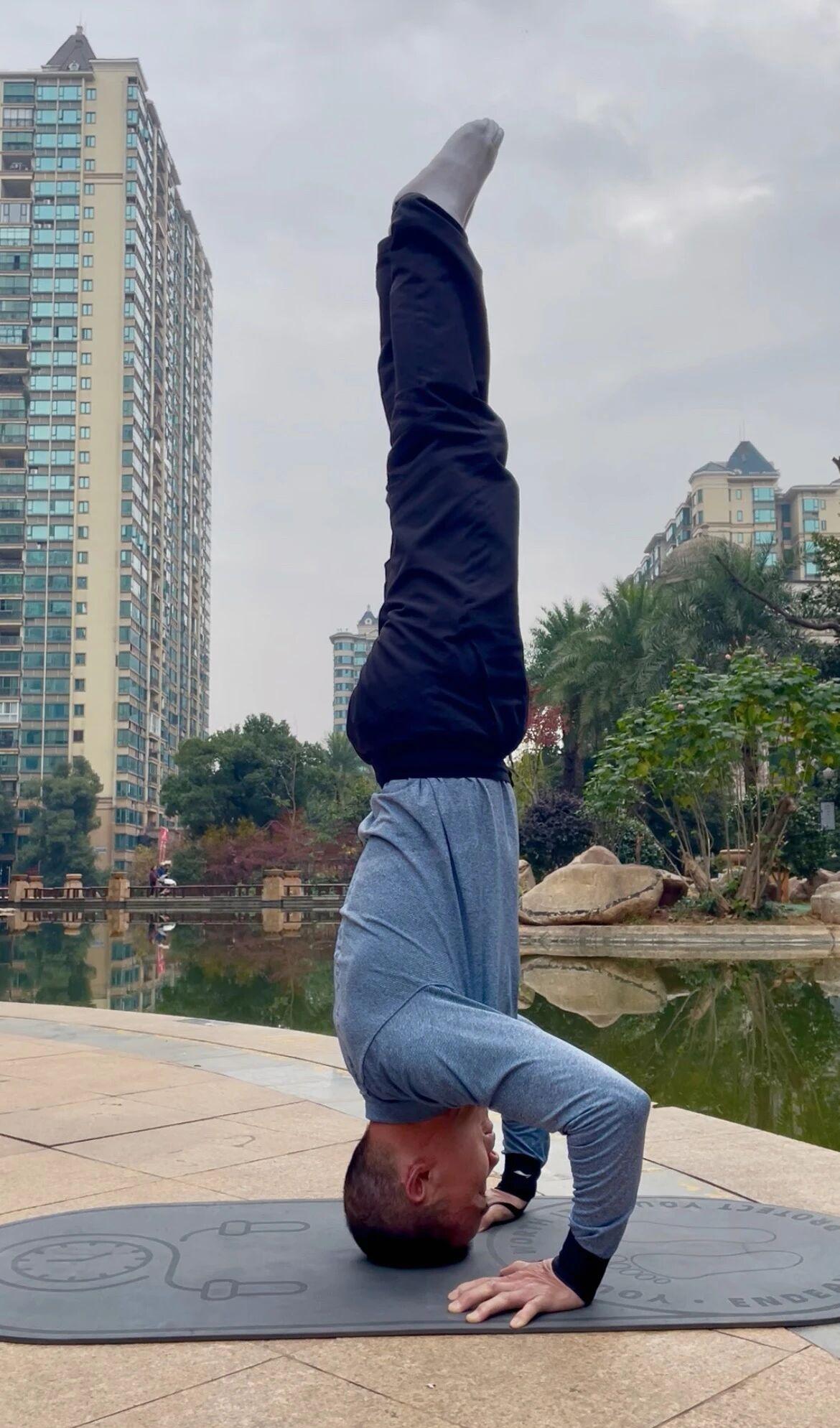 在小区散步时，瞧见一位大哥正在练倒立，那姿势，要多标准有多标准，直挺挺的，一看就