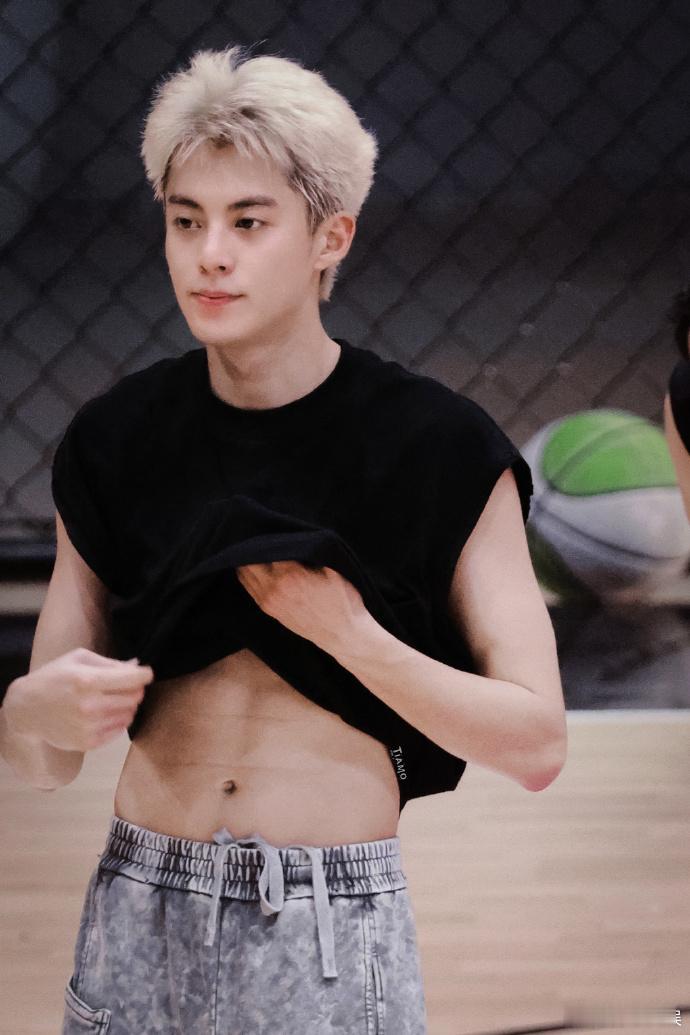 #王鹤棣黑色无袖T##王鹤棣素颜打篮球饭拍# 王鹤棣身着黑色无袖 T 素颜打篮球