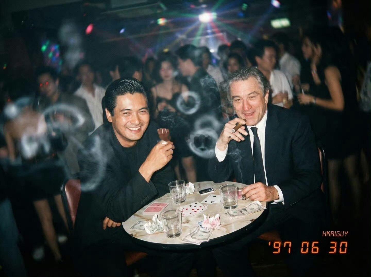 对，是AI，但满满的“90年代年代风”，回忆感杀疯了。 