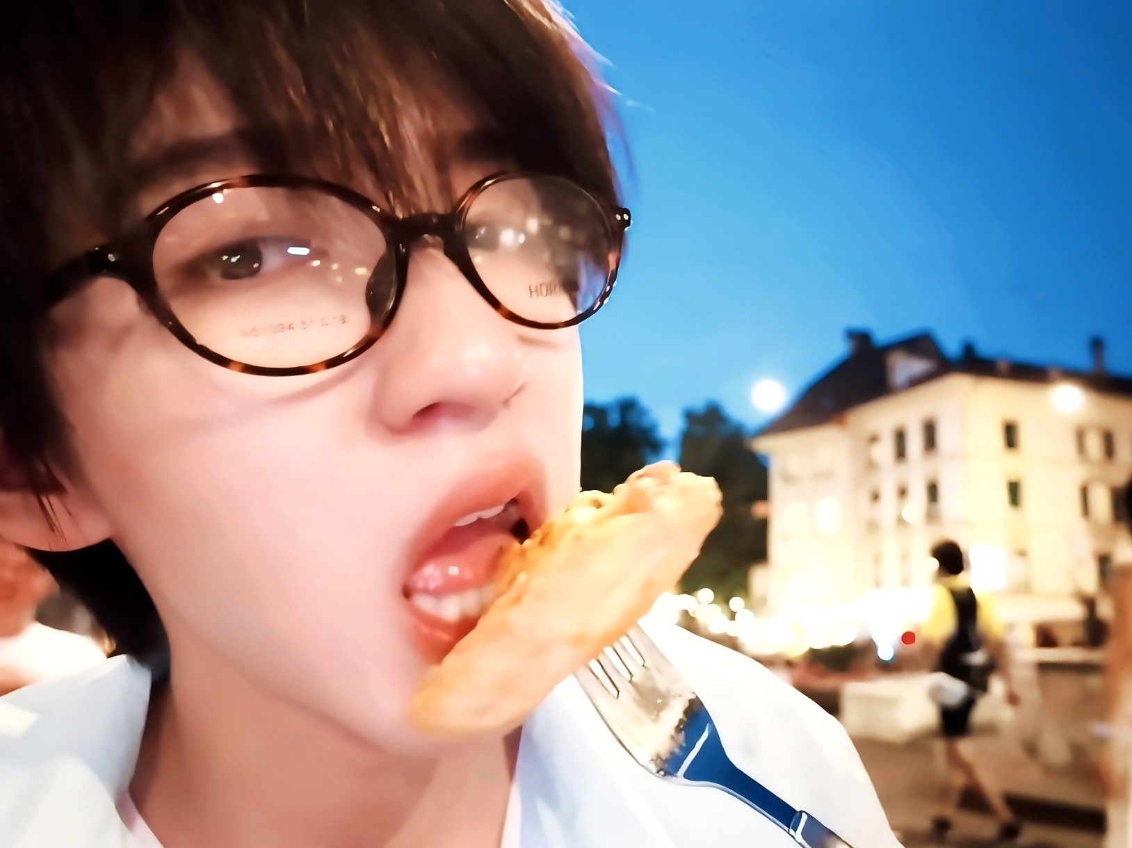 小姐猜猜我拿你照片做什么😋 