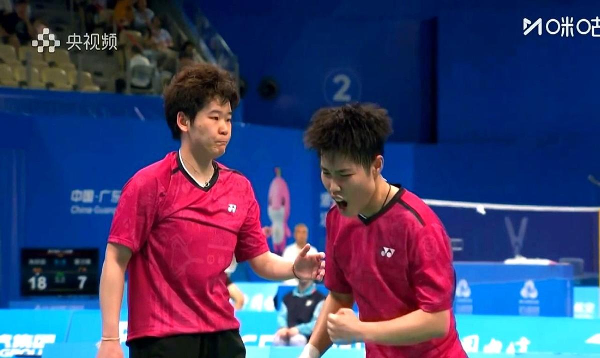 全运会羽毛球赛场上，黄东萍的表现让人看到双线作战的真正意义。

女双晋级后，她不