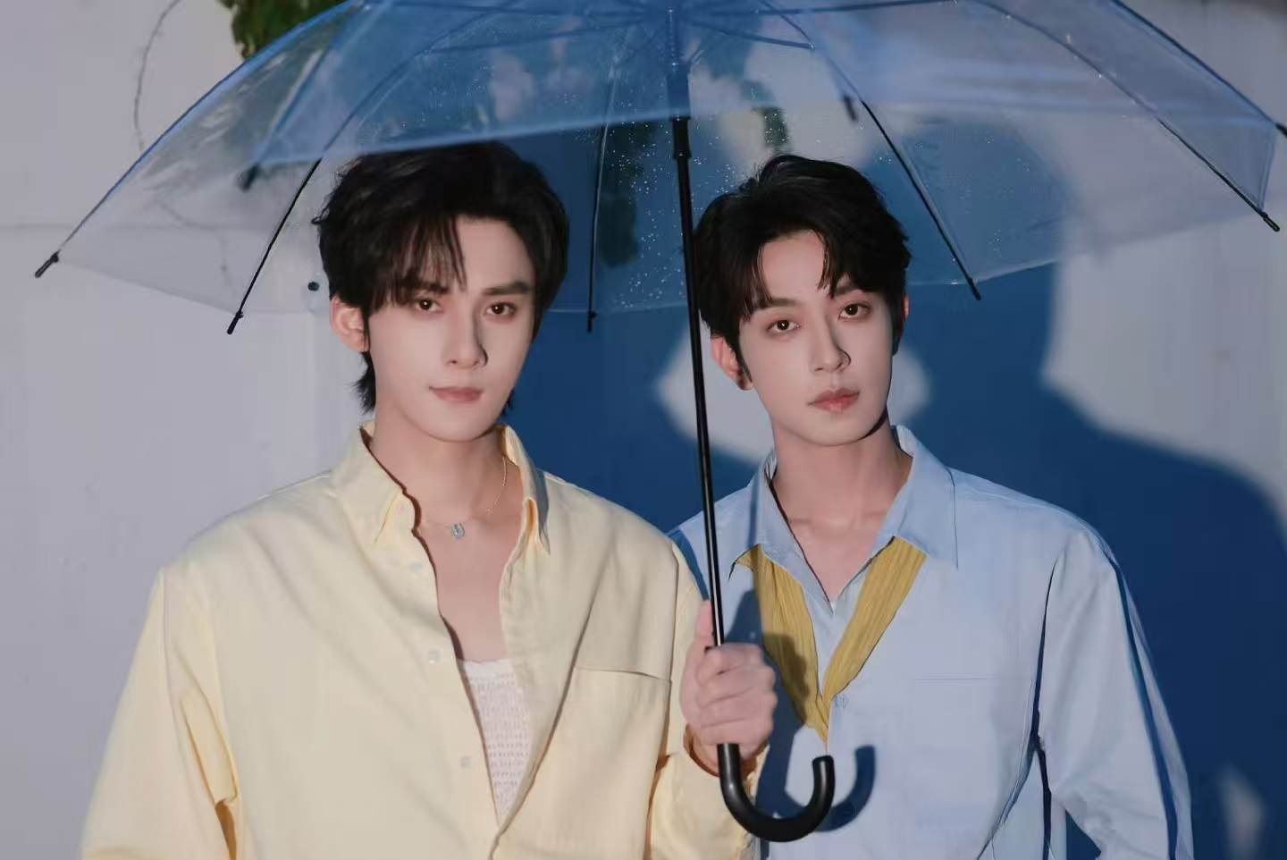 江衡李沛恩撑伞合照江衡李沛恩雨中撑伞“记录一个下雨天☂︎⸝⸝⸝ ” “天青色等烟