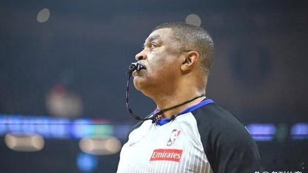 NBA西决G5裁判吹罚引争议5月27日，NBA西部决赛第五场雷霆主场127-11