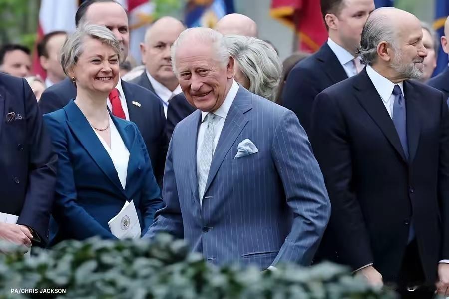 英国睡不着了。当地时间7月12日，中国驻英国大使馆公开批评英国，认为英国没有资格