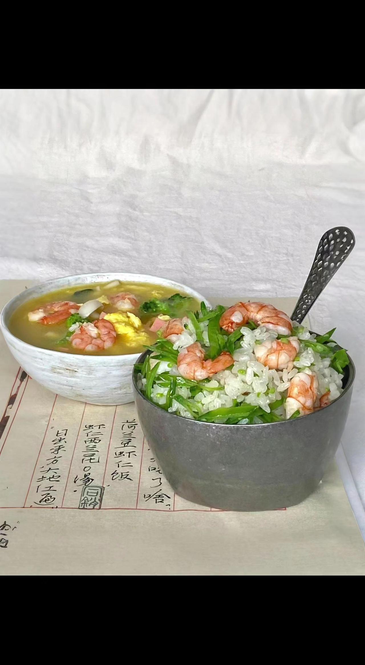 🍤瓷碗盛着春日海味，白米吸饱虾油香🦐。老纸墨香里，一口鲜到骨子里✨。