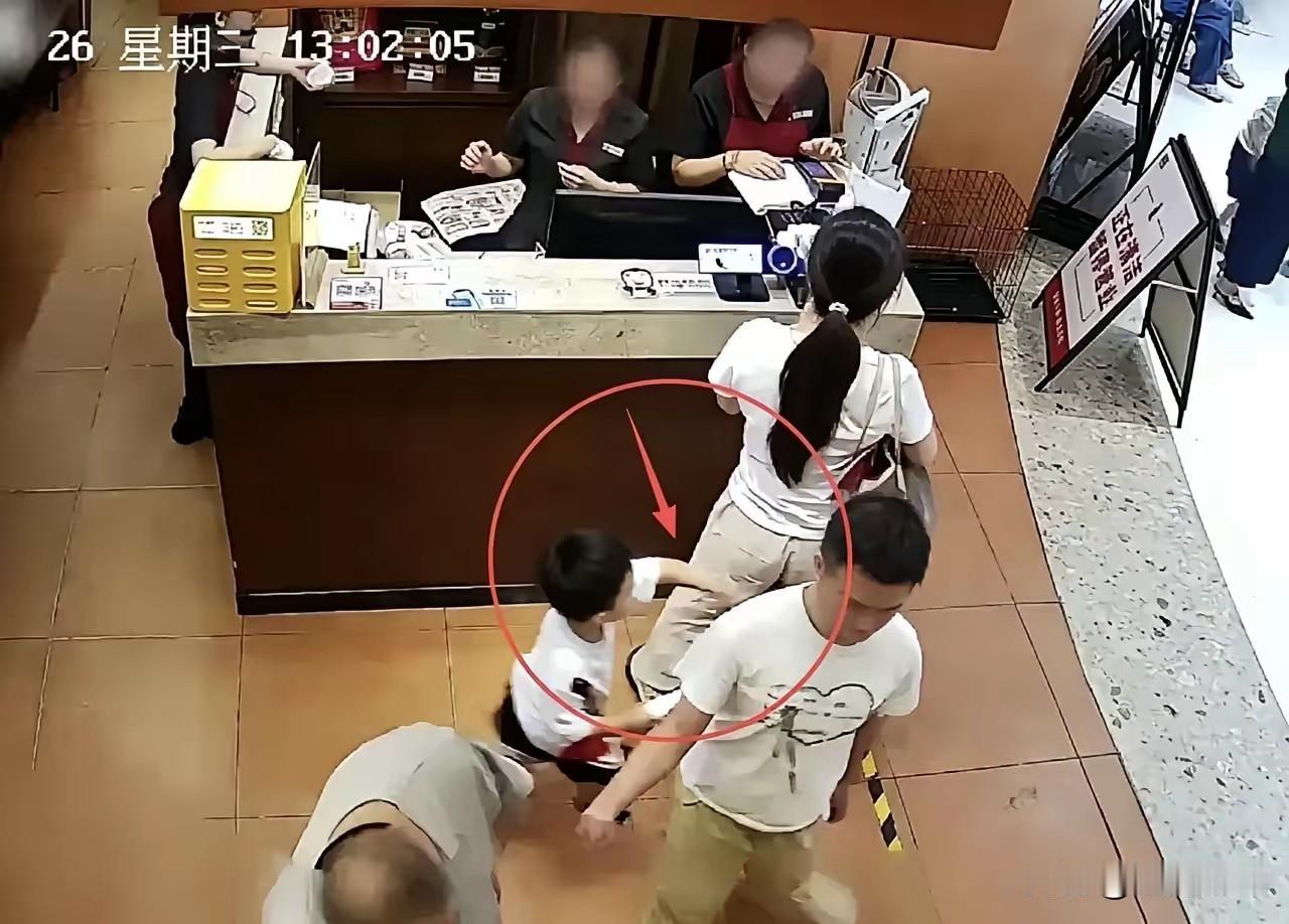 长沙餐厅那个4岁男童的事，很多人看完监控都觉得离谱。
明明是非一眼能看清，为啥反