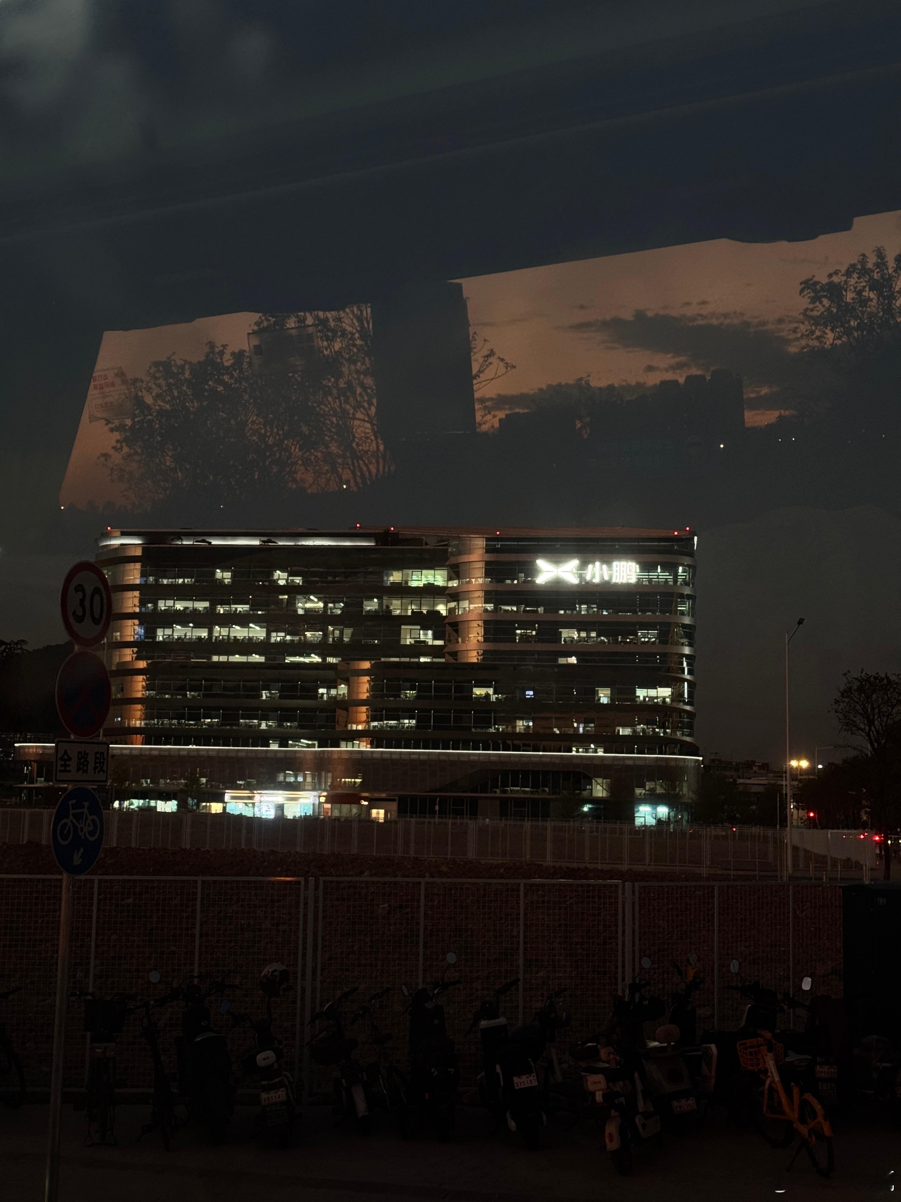 今晚的夕阳很漂亮，真是天空作美，小鹏新大楼在落日余晖衬托下格外迷人。今晚全新小鹏