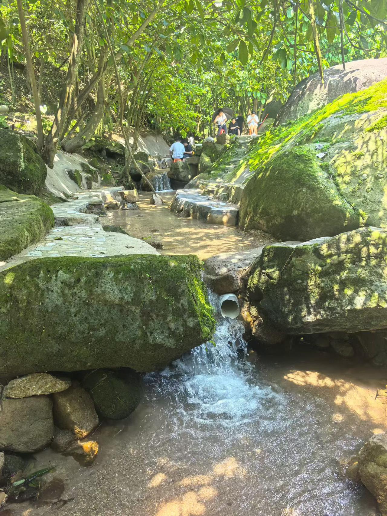 漳州龙海程溪镇的塔潭村是旧时去三坪上香必经之路，这里南天门驿站上小孩子玩水大人泡