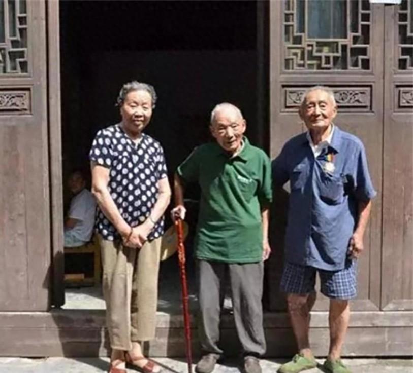 大陆军统仅存的三位特务隐姓埋名六十四年，直到晚年再相聚合影，历史留下珍贵瞬间
1