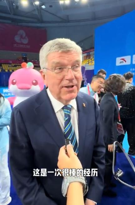 中国人像防贼似的防奥运会，巴赫这位前奥委会掌门人还以为只要对中国夸夸夸，就能让中