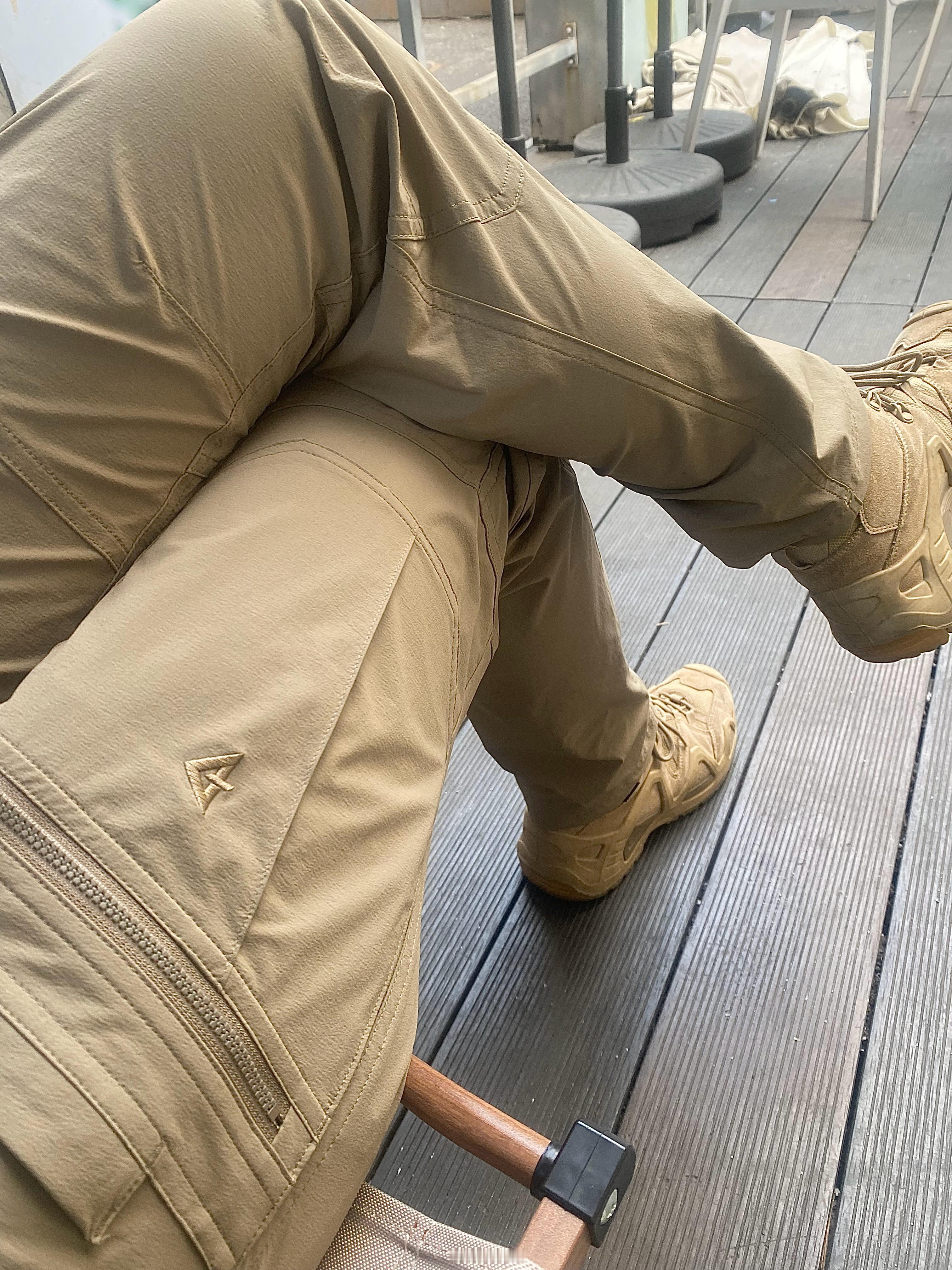 忍不住感慨龙牙的裤子真的太舒服了[苦涩]一条裤子由71块裁片立体剪裁组成还提供2