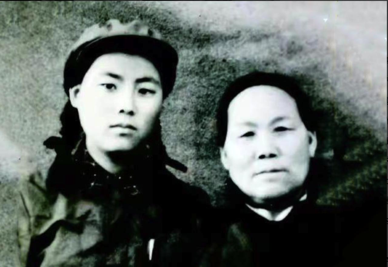 1940年，山东。大娘端来一锅小米粥，战士们刚端起碗，班长突然按住他的手，低声说