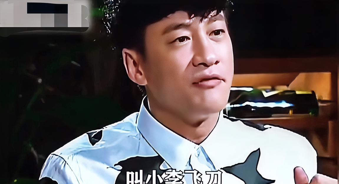 何润东在剧组拍了三个月戏，每天听场务哼自己唱红的歌，忍了三天才开口问原唱是谁。