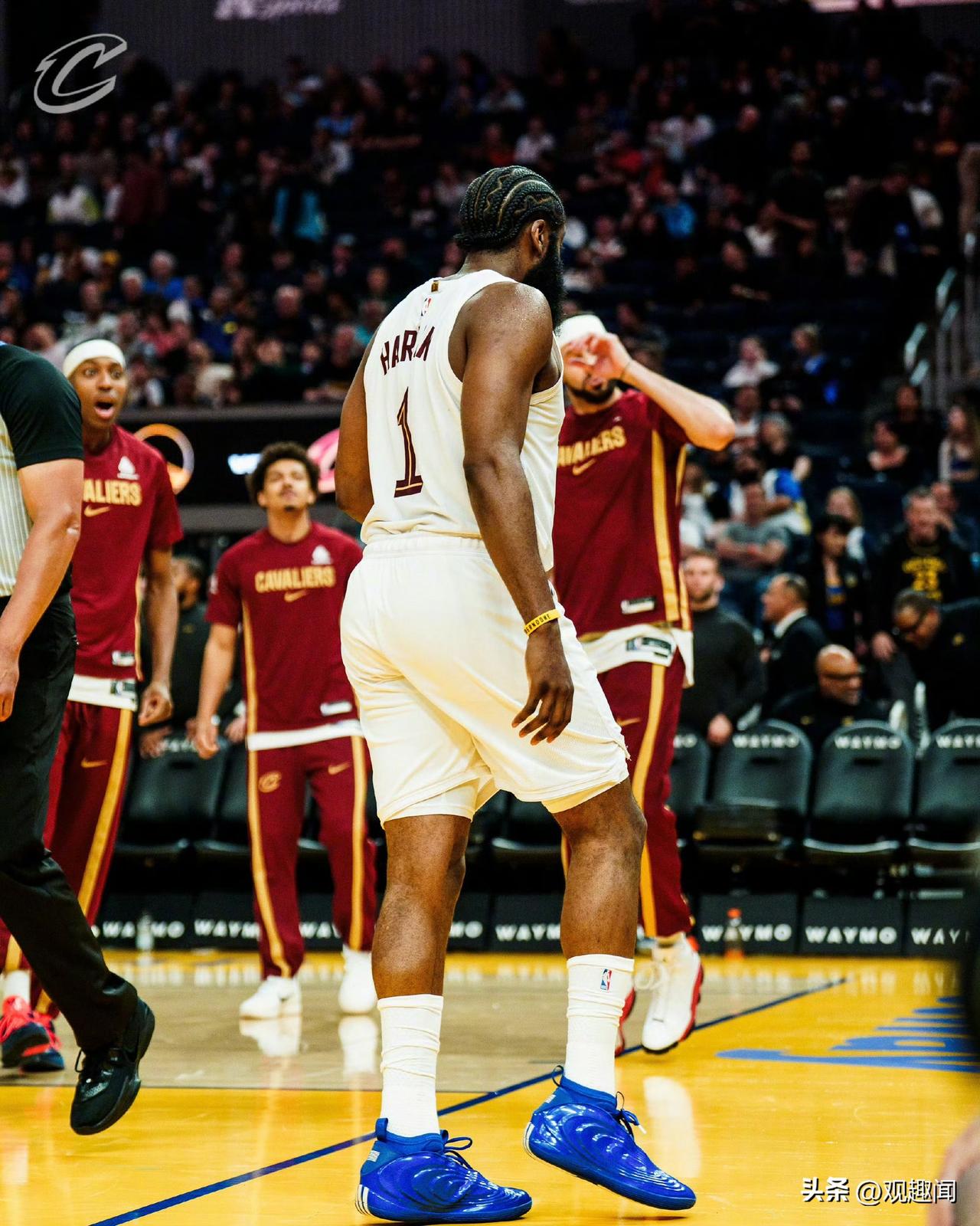 兄弟们！哈登这控场真的绝了！节奏拿捏得死死的，压时间、控节奏。
哈登压时间拿捏全