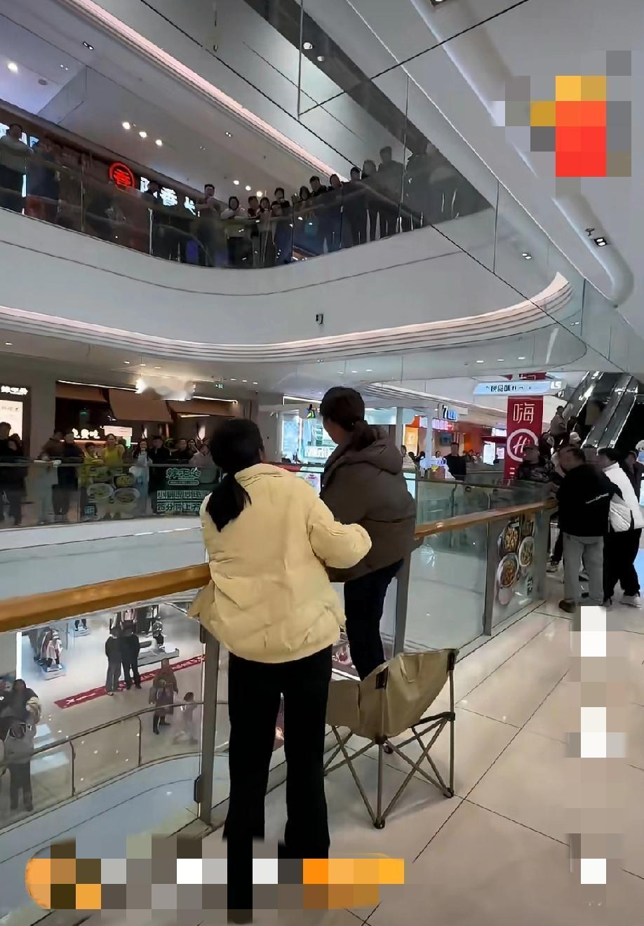 2月20日，湖北襄阳。网友发视频吐槽：吾悦广场内，一女子站在椅子上做跳楼状，边上