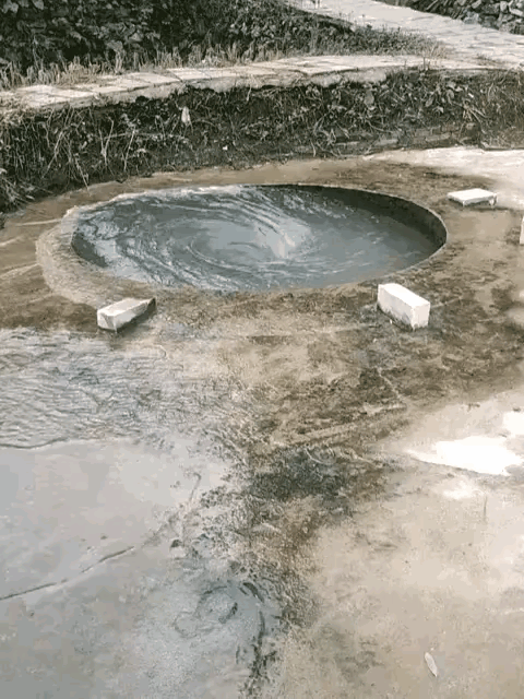 这口水井的水位真是太低了，自己就往外涌水，最近这几十年很少看到这样的水井，而且这