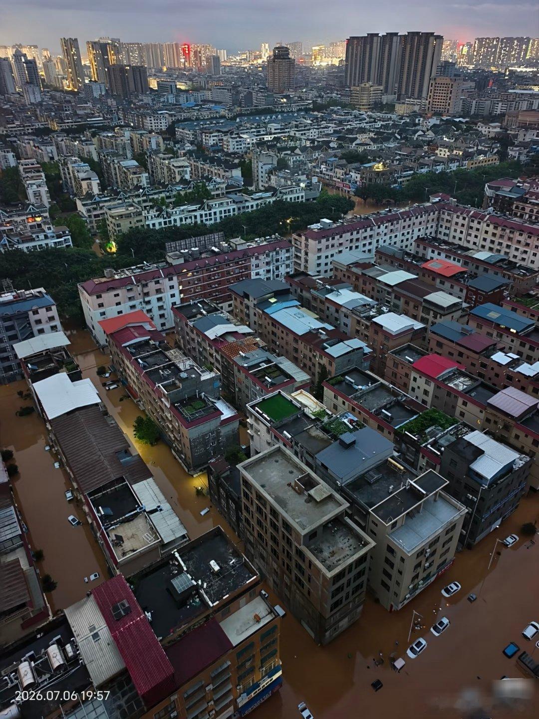 广西洪水洪水无情，桂港受难。贵港多地内涝停水停电，居民被困缺少基础物资，通讯不稳