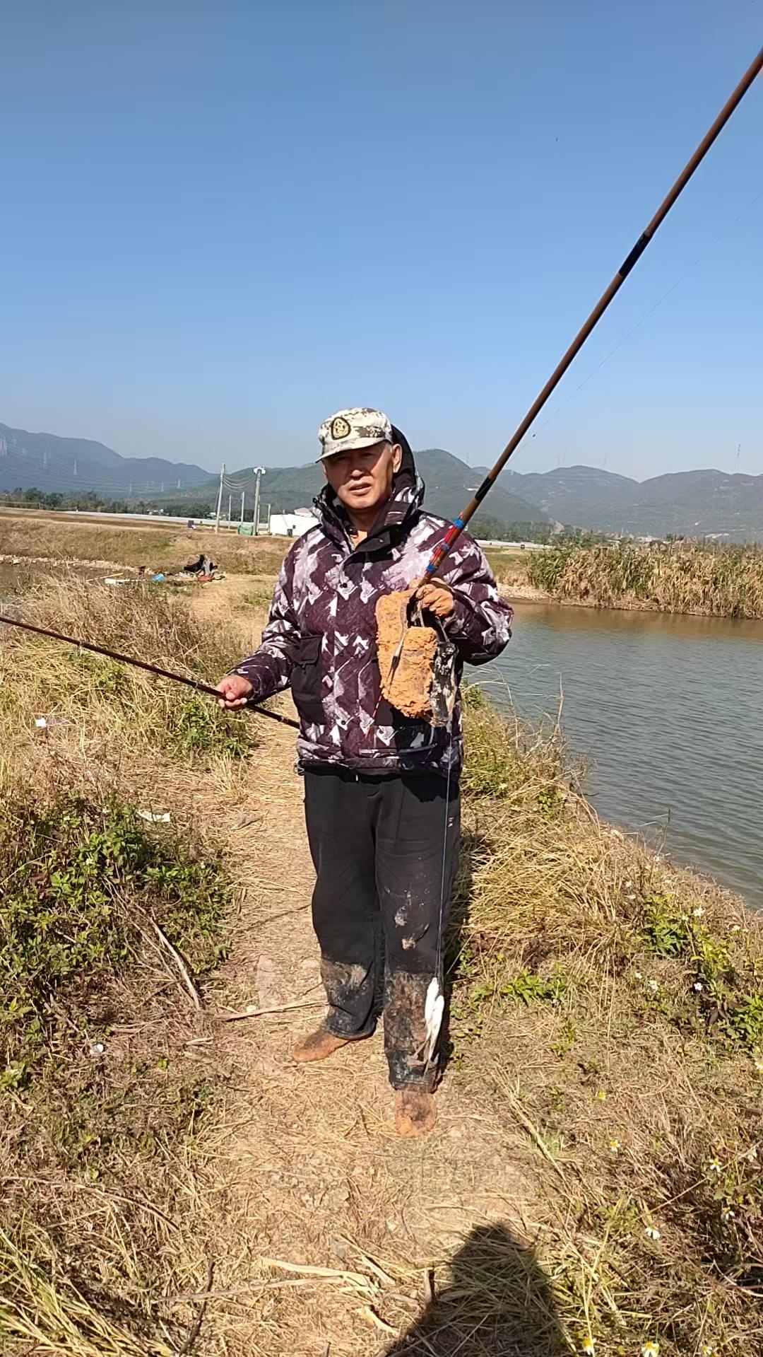 前几天在江门钓鱼，不小心，鱼竿儿被鱼拉入水中，经过一个小时努力，终于把鱼竿拿上来