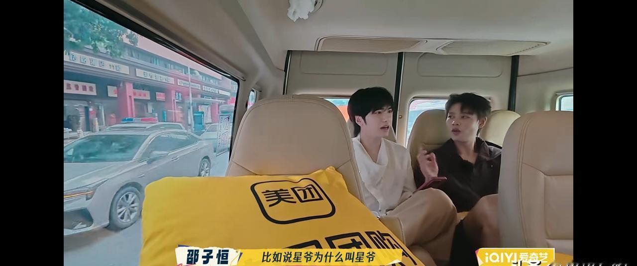 刘嘉玲至今喊周星驰“星仔”。
不是星爷。
这个称呼炸开了娱乐圈的隐形规则。
19