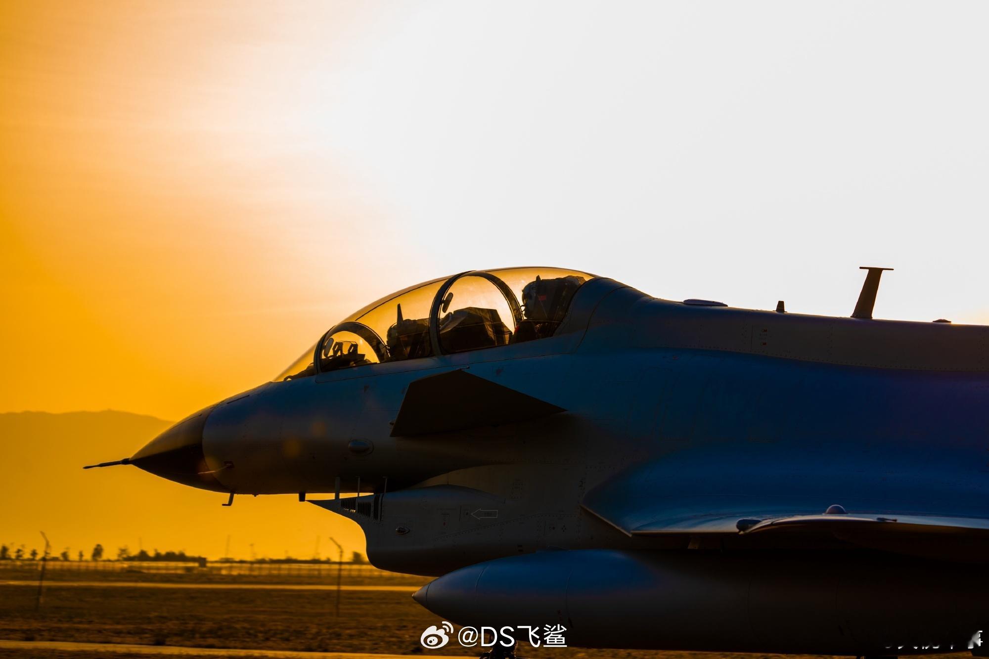 【#南部战区空军实战化飞行训练#】空天之上，模拟交战，你追我赶；编队飞行，协同作