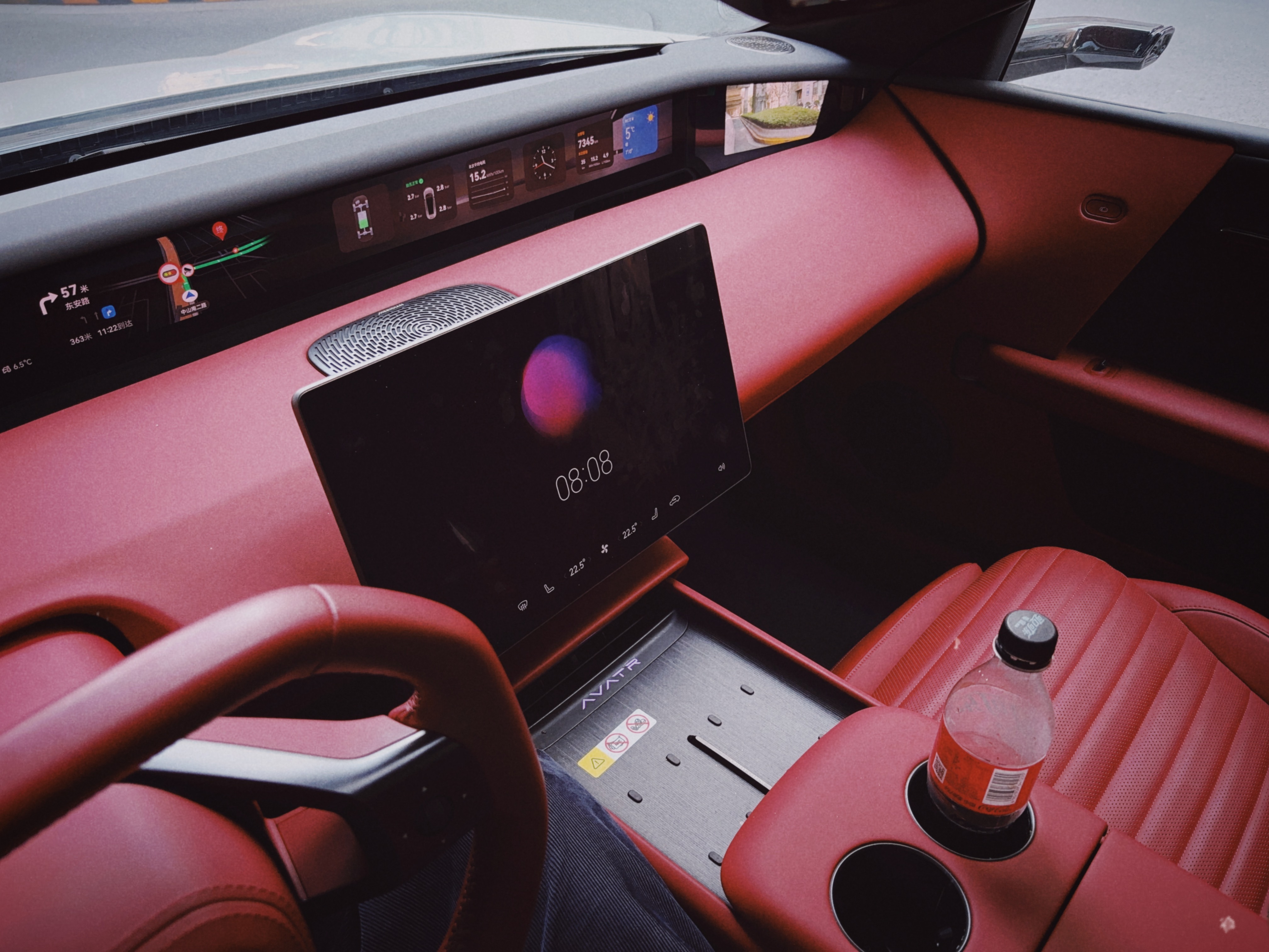 真红，红红火火，这台阿维塔06算是把中国年的气氛烘托到位了！当然屏保和可乐是我搞