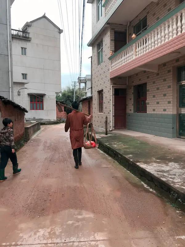特意回丈母娘家帮忙干活，没想到哥哥已经把房子盖好了
最近好多人说我不上丈母娘家干