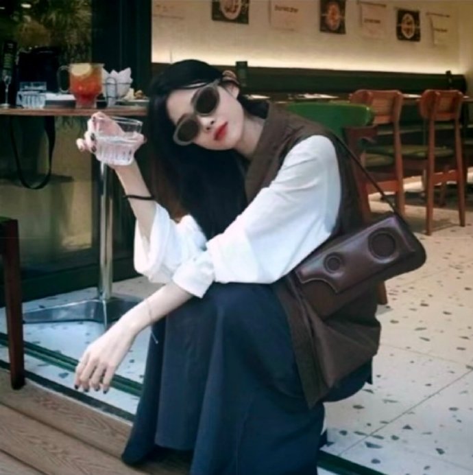 Ⱄⱄ特别认同《断舍离》中的这段话:如果一个人总是激发你的焦躁情绪 而自己又无法改