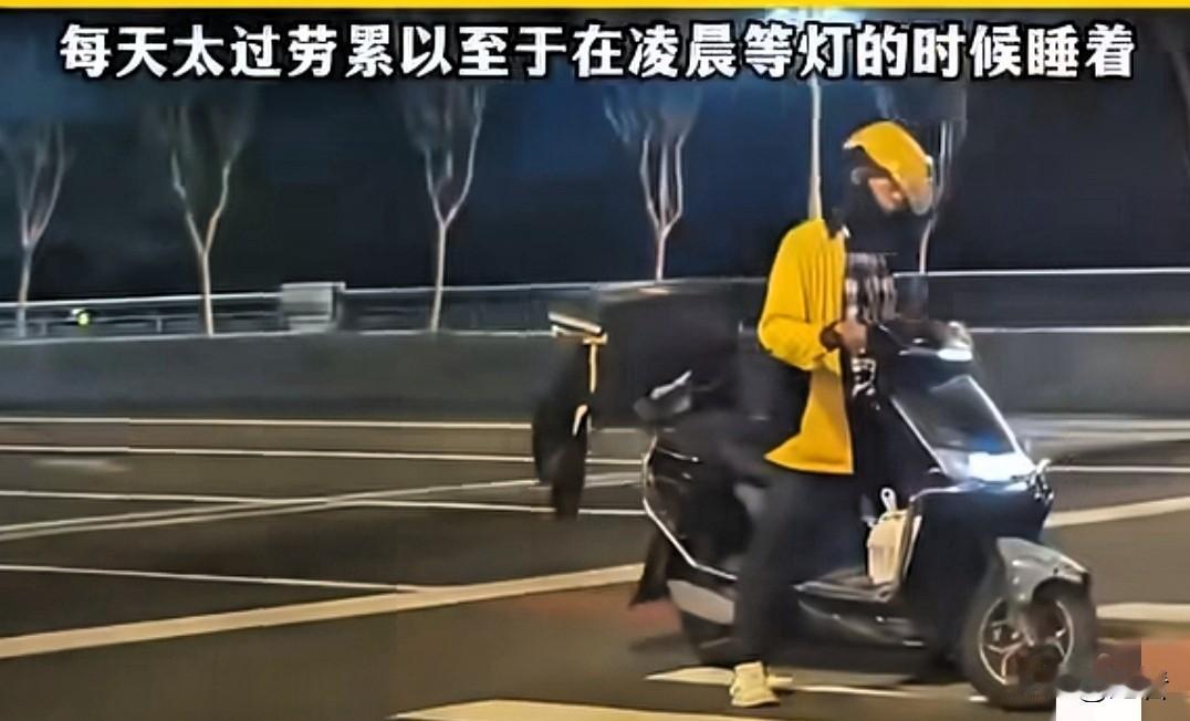 热搜第一挂着“数据找人”，但我那个跑外卖的老乡，昨天刚把社保断了。

昨晚撸串，
