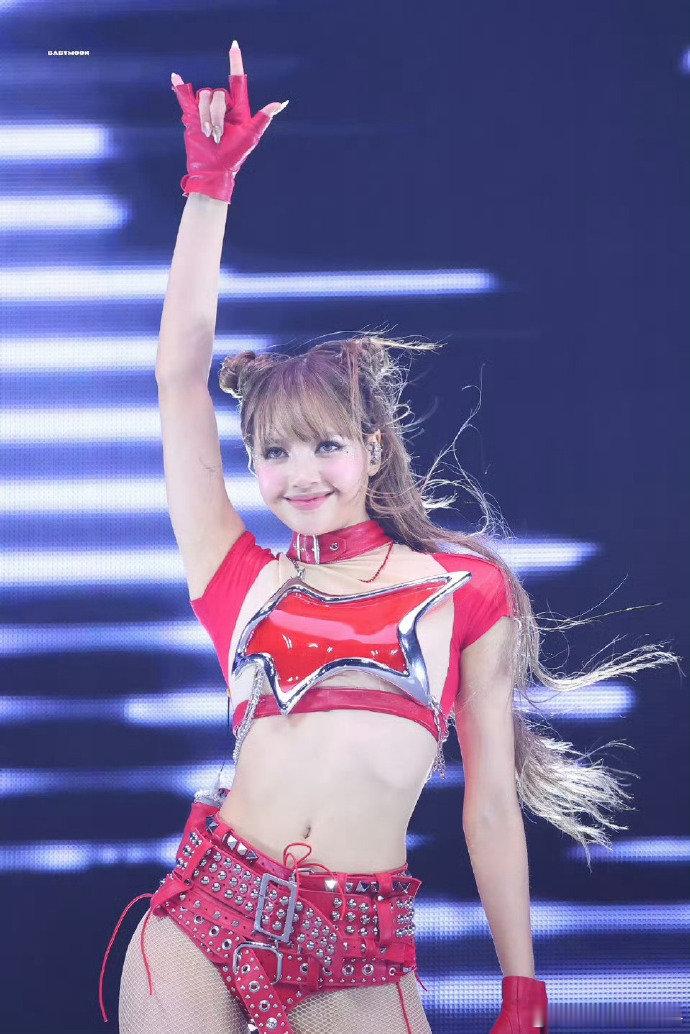 Lisa四登科切拉直接炸场！Lisa 四登科切拉，无预警空降合作 Anyma，期