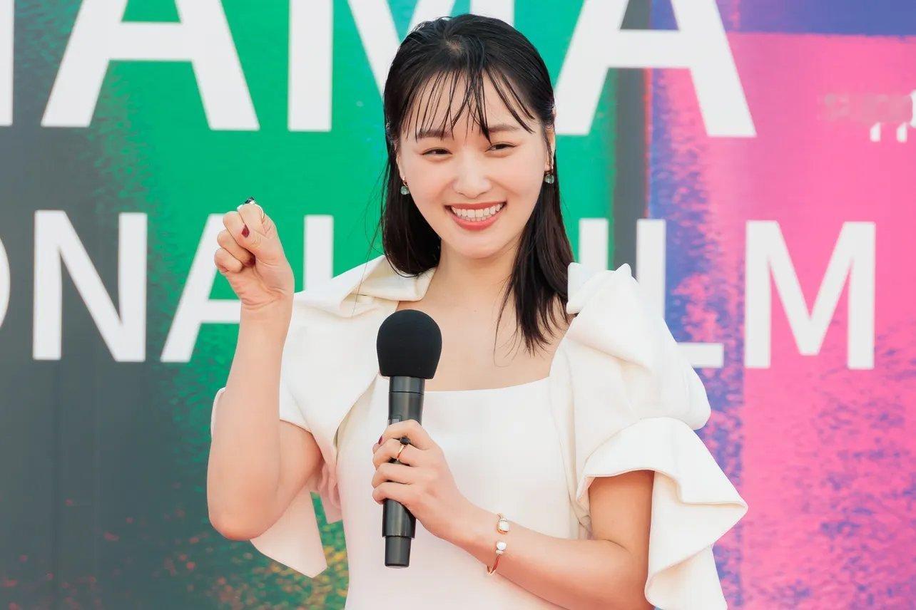 日娱新闻菅井友香 演员菅井友香与中村百合香于5月4日出席了在神奈川县红砖公园举行